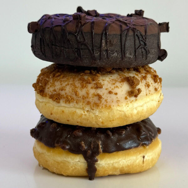 Lotus Lion Cote dOr Donuts Premium Filled Gevulde Donuts Zijkant aanzicht ingezoomd